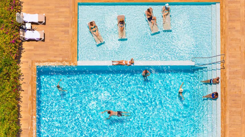 Hotel Don Pancho - hotelgasten in het zwembad