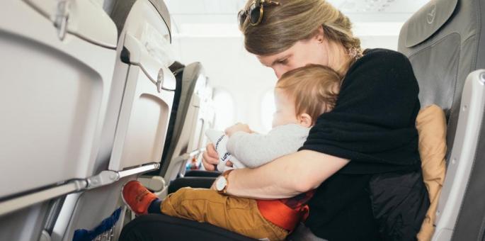 bébé dans l'avion