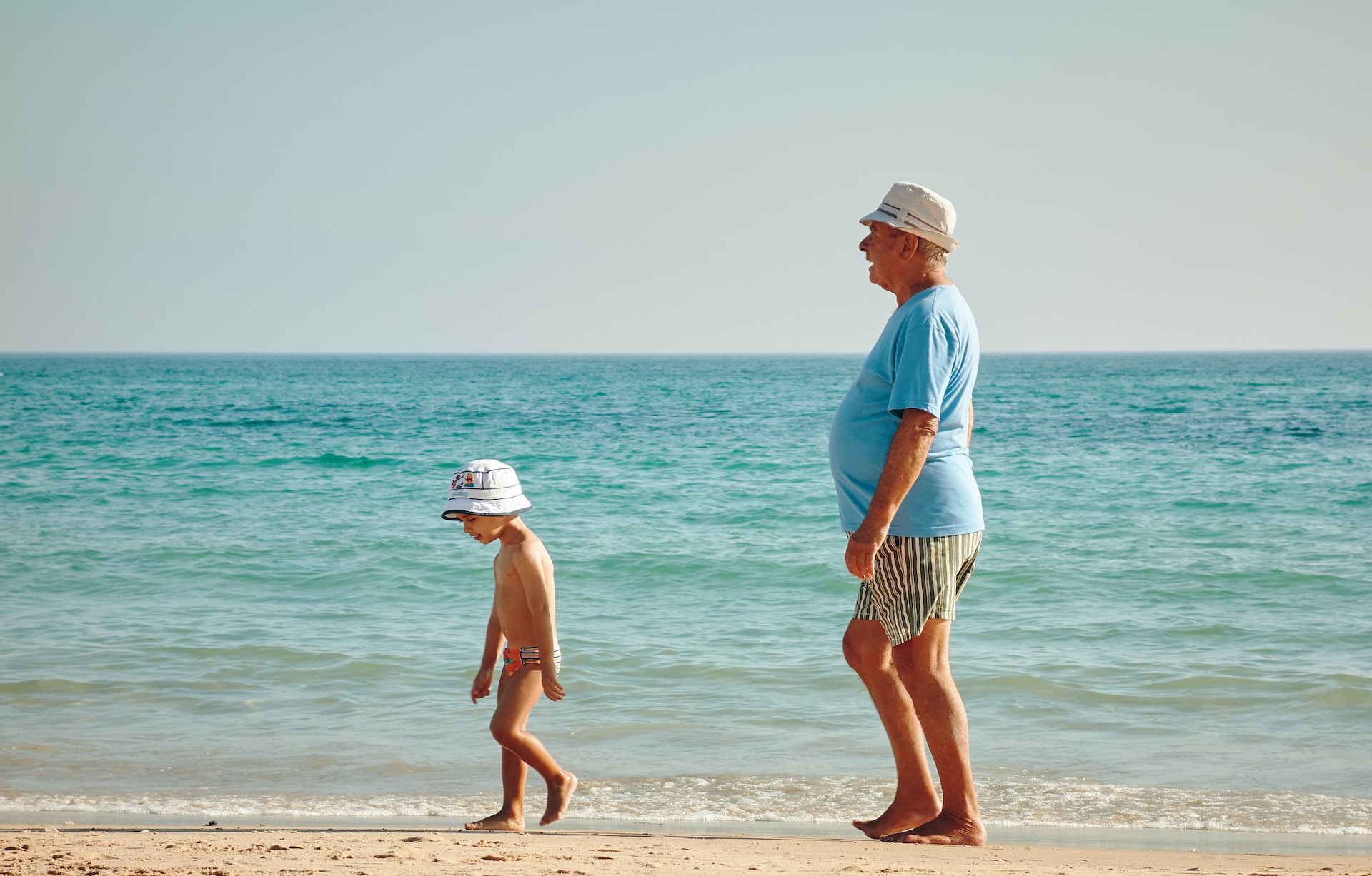 grand-père et enfant sur la plage